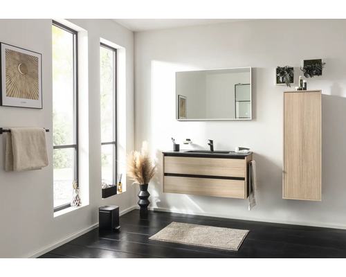 Badezimmer mit Waschtisch, Spiegel, Hochschrank und Dekoration in hellem Design.