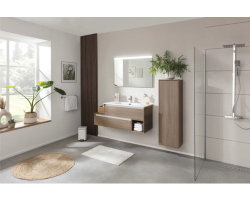 Modernes Badezimmer mit Waschtisch, Spiegel, Schrank, Dusche und Accessoires für ein stilvolles Ambiente.
