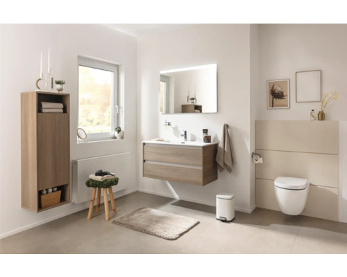 Helles Badezimmer mit Waschtisch, Spiegelschrank, Toilette, Regal und Hocker
