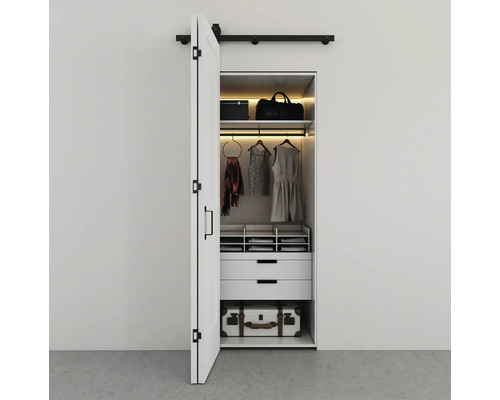 Offener Kleiderschrank mit Kleidung, Schubladen und Gepäck