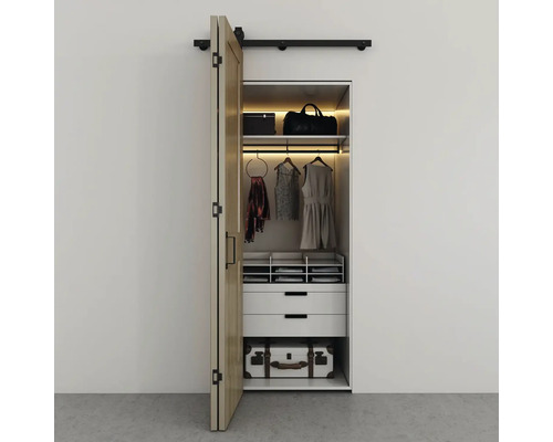 Offener Kleiderschrank mit Schiebetür, ausgestattet mit Kleidung, Taschen und Schubladen