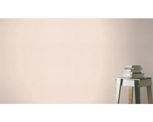 Wandgestaltung mit Farbanstrich und Bücherstapel auf einem Hocker