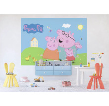 Zimmer mit Wandbild von Peppa Pig, Kindermöbeln und Spielsachen