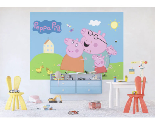 Zimmer mit Wandbild von Peppa Pig, Kindermöbeln und Spielsachen