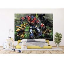 Kinderzimmer mit Transformers Wandbild über einem gelben Bett