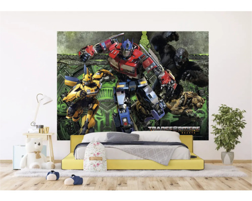 Kinderzimmer mit Transformers Wandbild über einem gelben Bett