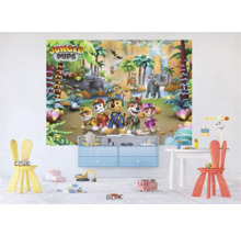 Kinderzimmer mit Jungle Pups Wandbild, Spielzeug und Möbeln.