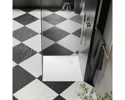 Modernes Badezimmer mit quadratischem Fliesenmuster, Dusche und Handtuchhalter