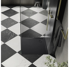 Schwarze Dusche mit Glaswand auf Schachbrettfliesen