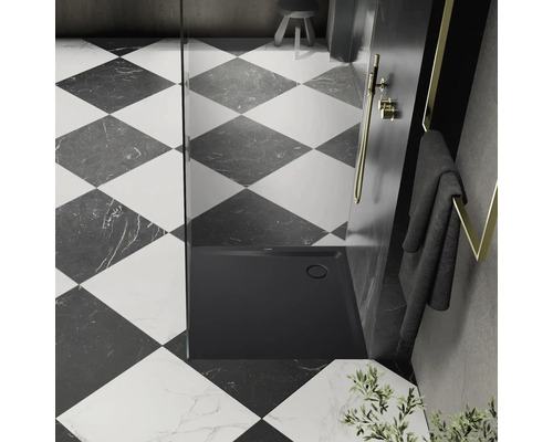 Schwarze Dusche mit Glaswand auf Schachbrettfliesen