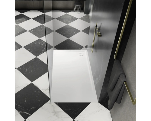 Duschwanne KALDEWEI SUPERPLAN 1859-5 120 x 100 x 2.5 cm alpinweiß matt mit extraflachen Wannenträger 385947980711 Modernes Badezimmer mit Duschwanne, Schachbrettmuster-Fliesen und goldfarbenen Akzenten