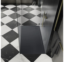 Begehbare Dusche mit flacher Duschwanne in einem Badezimmer mit Schachbrettfliesen