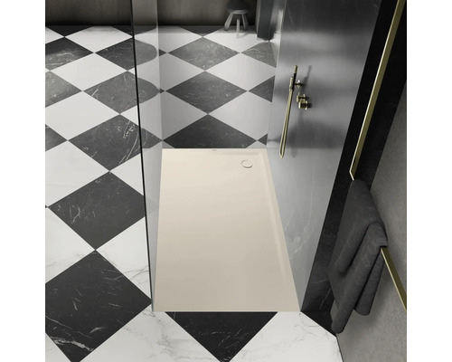 Ebenerdige Dusche mit Duschrinne und schwarz-weißem Schachbrettmuster im Badezimmer.