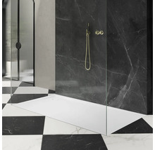 Badezimmer mit Dusche, Marmorwand und Schachbrettfliesen