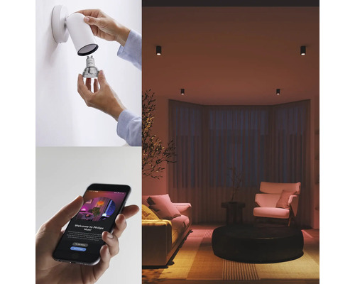 Szenenbild: Person wechselt ein Leuchtmittel in einer Wandleuchte, Smartphone mit App-Steuerung, Wohnzimmer mit Deckenleuchten.