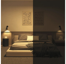Schlafzimmer mit Bett, Nachttischen und Wandleuchten bei Tageslicht und Dunkelheit