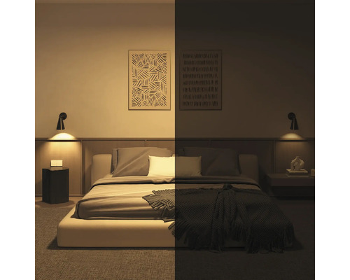 Schlafzimmer mit Bett, Nachttischen und Wandleuchten bei Tageslicht und Dunkelheit