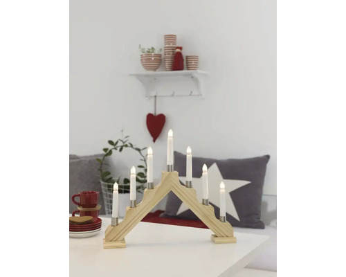 Holzbogen mit sieben elektrischen Kerzen für die Weihnachtsdekoration