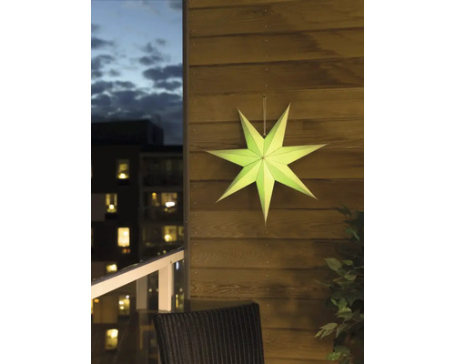 Beleuchteter Papierstern zur Dekoration auf einem Balkon