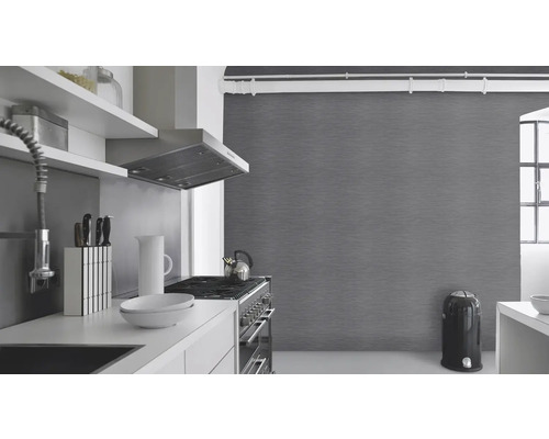 Moderne Küche mit Kochfeld, Dunstabzugshaube und Küchenutensilien.