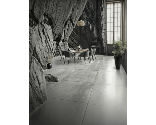 Esszimmer mit Tisch, Stühlen, Felswand und Fenster