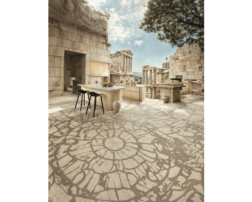 Offene Küche im Außenbereich mit Kücheninsel, Barhockern und gemustertem Bodenbelag vor einer historischen Kulisse.