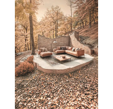 Wohnzimmer im Freien mit Ecksofa, Sessel und Couchtisch auf Terrasse mit Ziegelmauer im Herbst