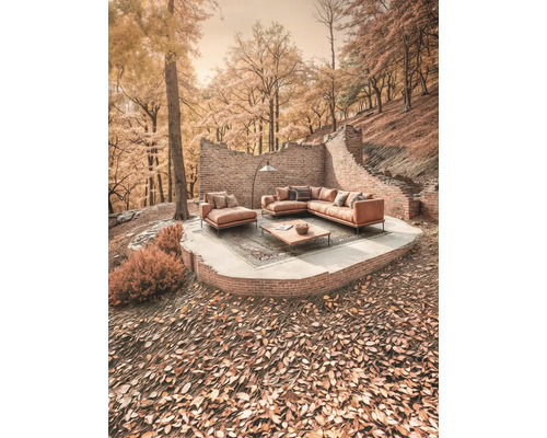 Wohnzimmer im Freien mit Ecksofa, Sessel und Couchtisch auf Terrasse mit Ziegelmauer im Herbst