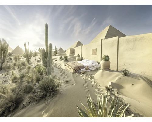 Wohnszene mit Bett im Freien vor Pyramidenkulisse