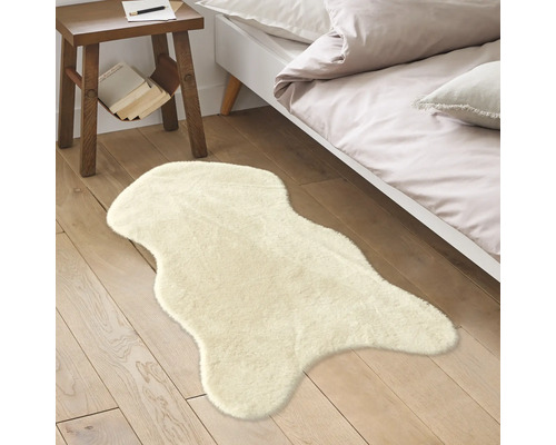 Dekorativer Teppich im Schlafzimmer auf Holzboden