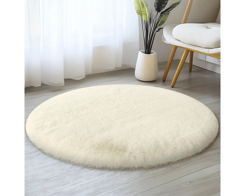 Runder Teppich mit hohem Flor im Innenraum
