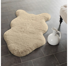 Teddyfell-Teppich im Bären-Design auf Fliesenboden
