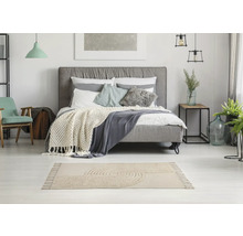 Helles Schlafzimmer mit Bett, Teppich und Nachttisch