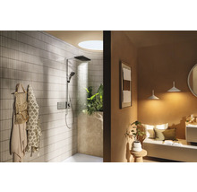 Badezimmer mit Dusche, Handtüchern, Sitzbank und Dekoration