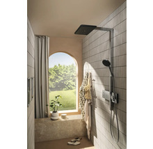 Helles Badezimmer mit Regendusche, Handbrause, Handtüchern und Fenster