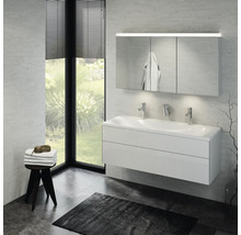 Badezimmer mit Doppelwaschtisch, Spiegelschrank und Fenster