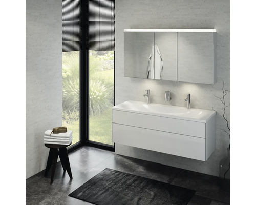 Badezimmer mit Doppelwaschtisch, Spiegelschrank und Fenster