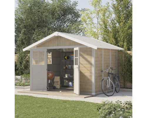 Gartenhaus mit geöffneten Türen, Grill, Holzkohlesack und Fahrrad im Garten.