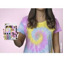 Frau mit Batik T-Shirt hält Marabu Batikfarbe Packung in der Hand