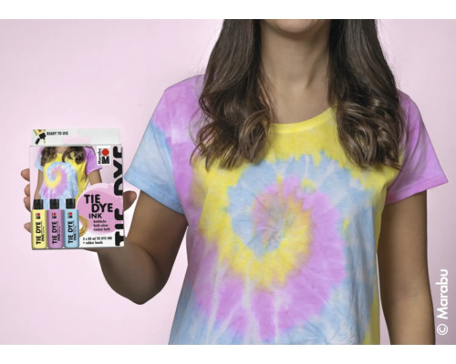 Frau mit Batik T-Shirt hält Marabu Batikfarbe Packung in der Hand