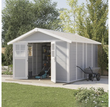 Gartenhaus mit geöffneten Türen, Rasenmäher und Schubkarre im Garten