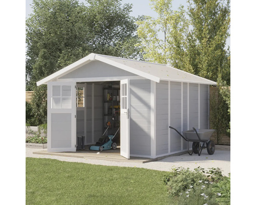 Gartenhaus Grosfillex Lodge XL 370 x 407 cm hellgrau-weiß Gartenhaus mit geöffneten Türen, Rasenmäher und Schubkarre im Garten