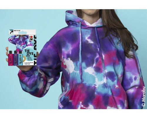 Person mit Kapuzenpullover im Batikmuster und einem Tie-Dye-Ink-Färbeset.