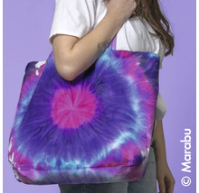 Frau mit Stoffbeutel mit Batikmuster