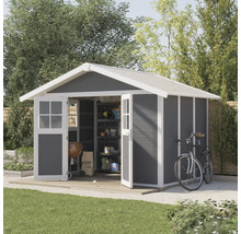 Gartenhaus mit geöffneten Türen, Grill, Fahrrad und Gartenzubehör