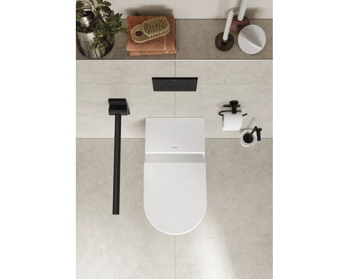 Modernes Badezimmer mit wandhängendem WC, Toilettenpapierhalter und WC-Bürste