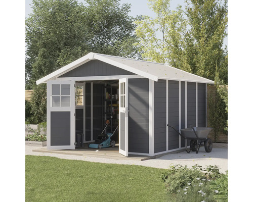 Gartenhaus Grosfillex Deco H 11 XL 369 x 404,5 cm grau-weiß Gartenhaus mit geöffneten Doppeltüren, Rasenmäher und Schubkarre im Garten