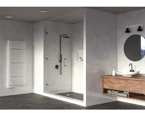 Badezimmer mit ebenerdiger Dusche, Waschtisch und Handtuchwärmer