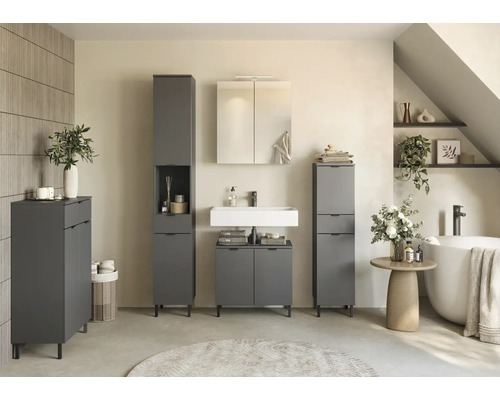 Helles Badezimmer mit grauen Badmöbeln, Waschbecken, Spiegel und Badewanne