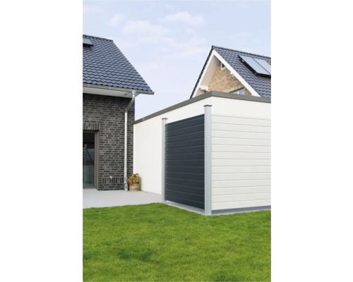 Garten mit Gerätehaus aus Holz und Metall